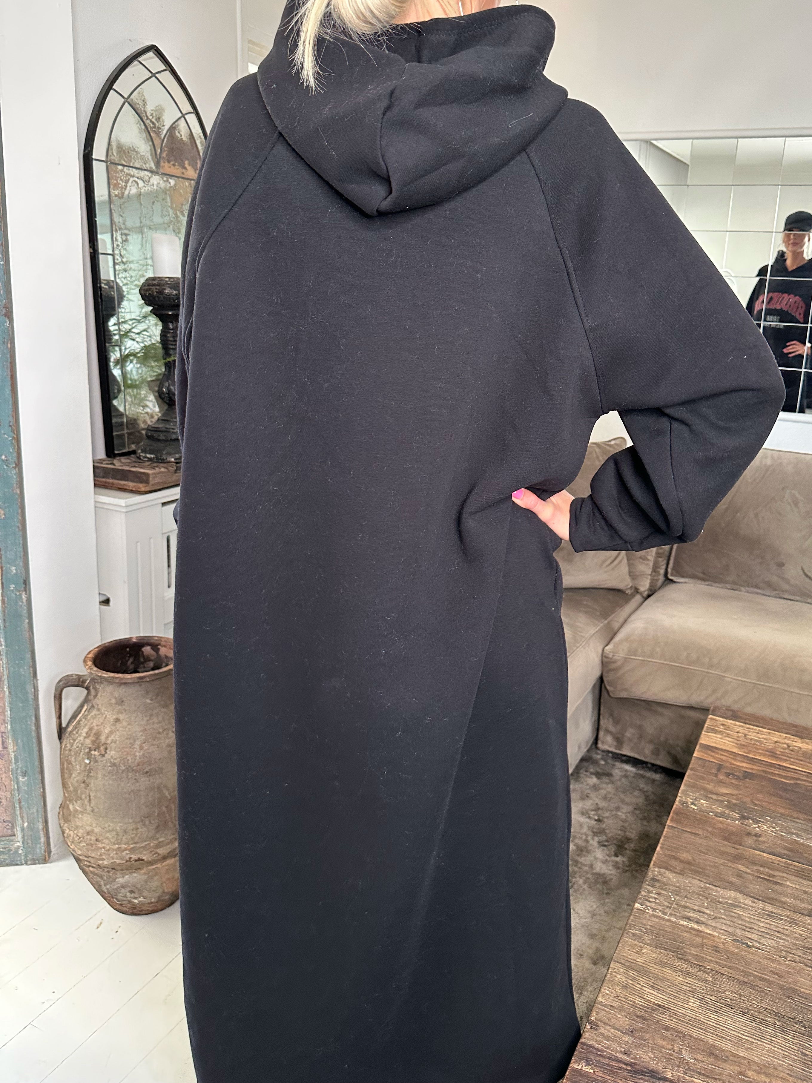 Angela - Lång hoodie-klänning i bomull med tryck på bröstet